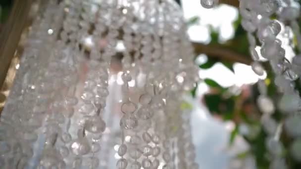 Közelkép. Gyönyörű dekoráció az esküvői boltíven. Lassú mozgás. — Stock videók