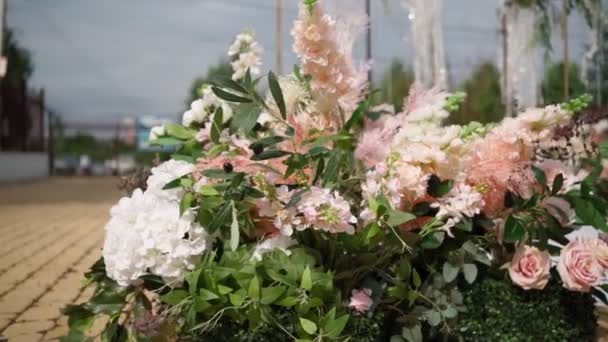 Close-up. Bela decoração floral do arco de casamento. Movimento lento — Vídeo de Stock