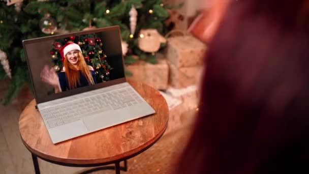 两位女友利用笔记本电脑的社交距离通过视频通话庆祝圣诞 — 图库视频影像