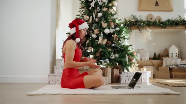 Glücklich lächelnde Frau kommuniziert online per Laptop und wünscht frohe Weihnachten — Stockvideo