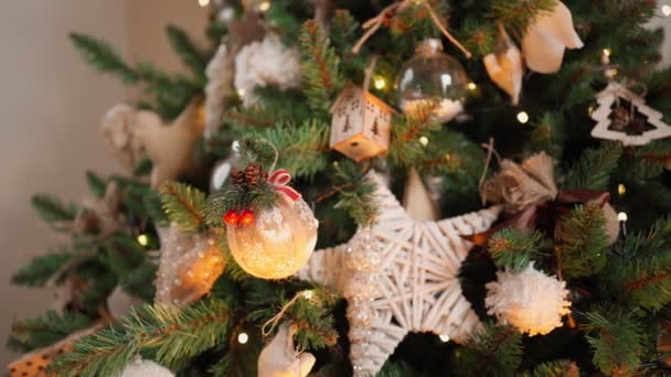 ガーランドからの輝く光の中で美しい装飾されたクリスマスツリーのクローズアップ. — ストック動画