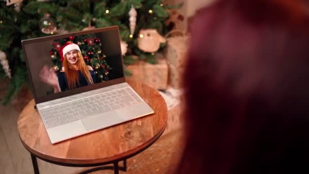 Twee vriendinnen vieren Kerstmis met Video Call met behulp van laptop sociale afstand — Stockvideo