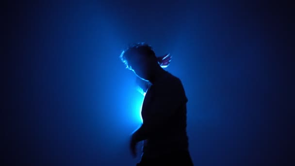 Silhouette, ballerino di strada uomo che balla in camera fumosa con luce blu al neon di sostegno — Video Stock