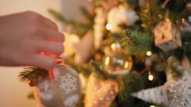 Kız Noel Ağacı 'nı Şenlikli Toplarla süslüyor. Ilık Işıklar Çelenkler titreşiyor