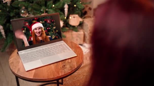 Två flickvänner Fira jul med videosamtal Använda laptop socialt avstånd — Stockvideo