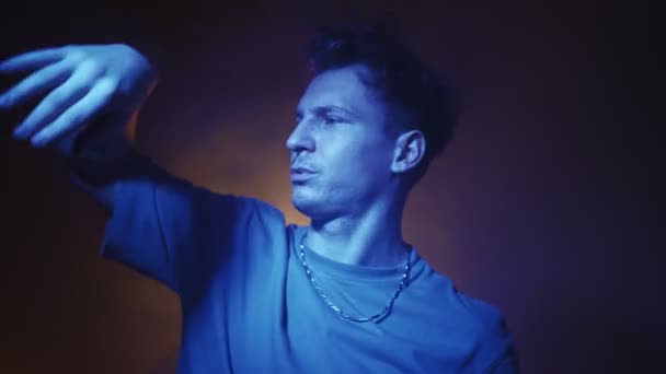 Portrait, stilvolle männliche Tänzer führt einen Tanz in Neonlicht. Klubparty — Stockvideo