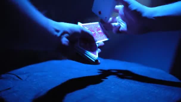 Magicien des mains effectuant des tours avec des cartes de Deck. Conjurer montre Focus — Video