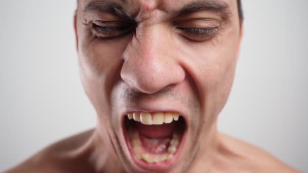 Zblízka portrét rozzlobeného muže s křikem křivých zubů dokořán otevřenými ústy — Stock video