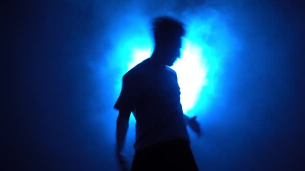 Silhouette, άνθρωπος χορευτής του δρόμου χορεύουν σε καπνιστό δωμάτιο με την υποστήριξη μπλε νέον φως — Αρχείο Βίντεο