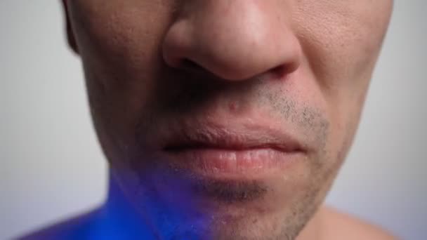 男喫煙電子タバコは、救急車のフラッシャーを照らした。健康への害 — ストック動画
