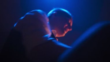 Güverte Kartlarıyla Sihirbaz Numara Yapıyor. Sihirbaz Odaklanma GösterirName