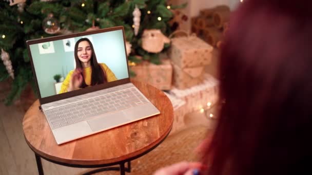 Två flickvänner Fira jul med Video Call. Kvinnor kommunicera online — Stockvideo