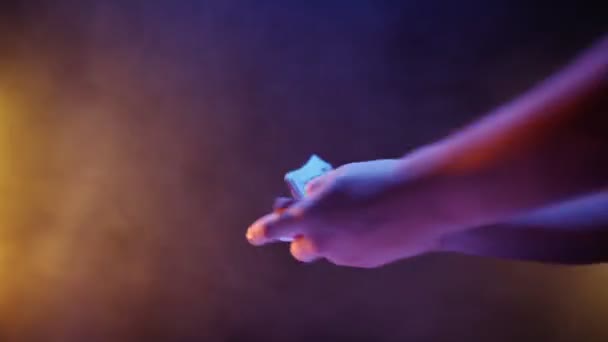 손 마술사는 데크 카드 로 트리크 를 만든다. 변호사가 초점을 맞추다 — 비디오