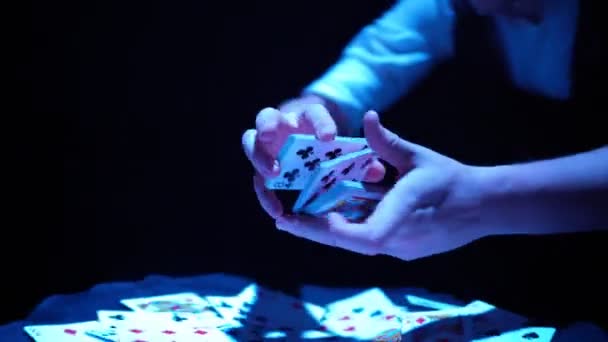 Hænder tryllekunstner udfører tricks med dæk kort. Conjurer viser fokus – Stock-video
