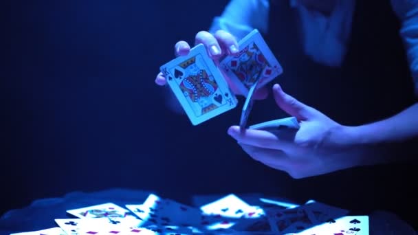 Magicien des mains effectuant des tours avec des cartes de Deck. Conjurer montre Focus — Video