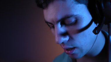 Kulaklıklı Erkek Oyuncu Oyun Oynar ve Kazanır, Zaferle Neşelenir. Siber Spor