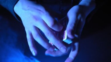 Güverte Kartlarıyla Sihirbaz Numara Yapıyor. Sihirbaz Odaklanma GösterirName