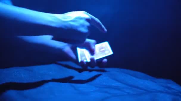 Руки чарівник виконує трюки з колодою карт. Примусовий показує фокус — стокове відео