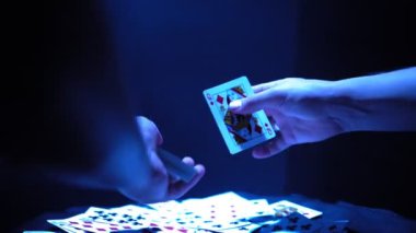 Güverte Kartlarıyla Sihirbaz Numara Yapıyor. Sihirbaz Odaklanma GösterirName