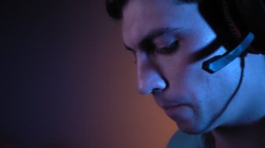 Kulaklıklı Erkek Oyuncu Oyun Oynar ve Kazanır, Zaferle Neşelenir. Siber Spor