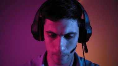 Kulaklıklı Erkek Oyuncu Oyun Oynar ve Kazanır, Zaferle Neşelenir. Siber Spor