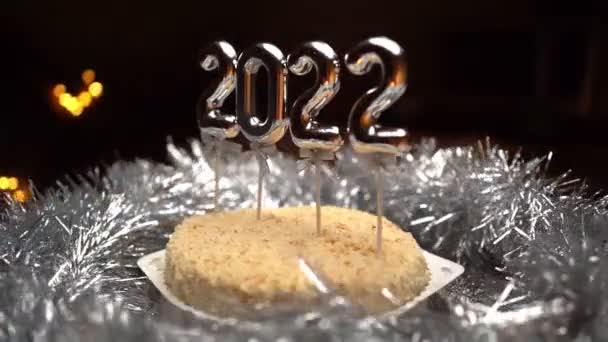 Celebrando el Año Nuevo 2022. Cámara gira suavemente alrededor de pastel de Navidad. — Vídeos de Stock