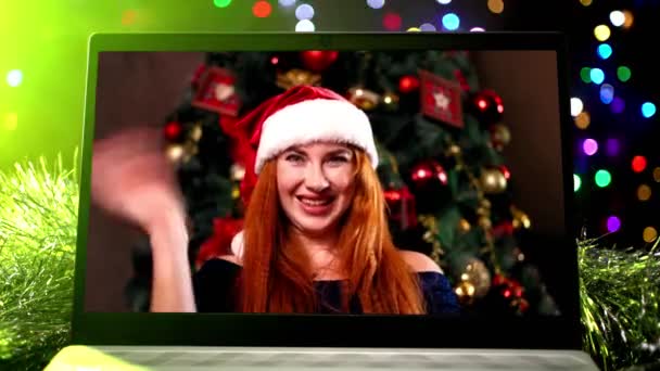 Femme rit et félicite les parents sur Noël via ordinateur portable en ligne. — Video