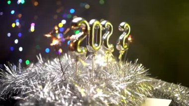 2022 Yılını Kutlama Kameraları Noel Süslemeleri ve Maytapları Etrafında