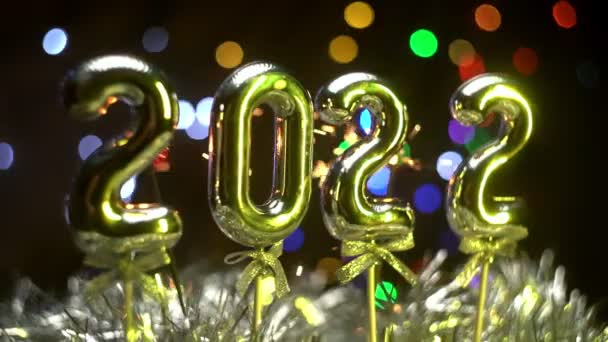 Celebración de Año Nuevo 2022 Panes de la cámara alrededor de las decoraciones de Navidad y Sparklers — Vídeos de Stock