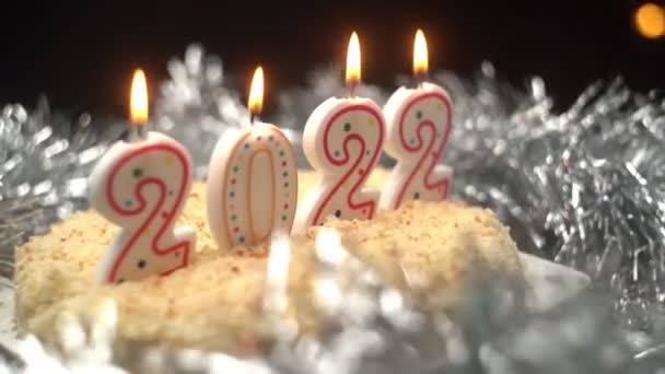 Pastel de Navidad decorado con velas ardientes en forma de Año Nuevo 2022. — Vídeos de Stock