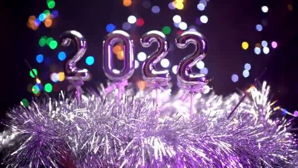 Célébration du Nouvel An 2022 Casseroles de caméra autour des décorations de Noël et des étincelles — Video