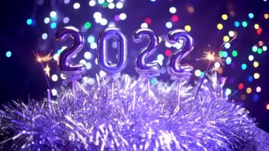 2022 Yılını Kutlama Kameraları Noel Süslemeleri ve Maytapları Etrafında