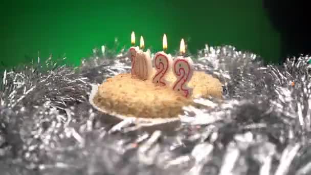 圣诞蛋糕，以2022年新年的形式装饰着燃烧的蜡烛. — 图库视频影像