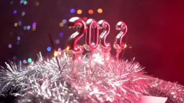 2022 Yılını Kutlama Kameraları Noel Süslemeleri ve Maytapları Etrafında