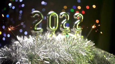 2022 Yılını Kutlama Kameraları Noel Süslemeleri ve Maytapları Etrafında