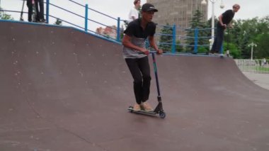 ROSTOV-ON-DON, RUSSIA - 28 Ağustos 2021: Guy scooter 'da gösteri yapıyor