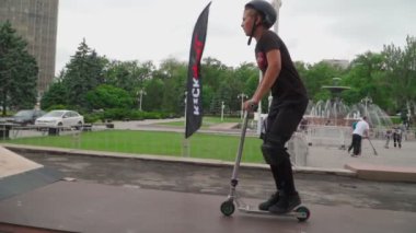 ROSTOV-ON-DON, RUSSIA - 28 Ağustos 2021: Guy scooter 'da gösteri yapıyor