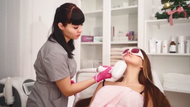 Cosmetologist makes laser facial hair removal beautiful woman in beauty salon — 图库视频影像