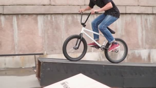 ROSTOV-ON-DON, RUSKO - 28.srpna 2021: Guy provádět trik na kaskadérské kolo bmx — Stock video