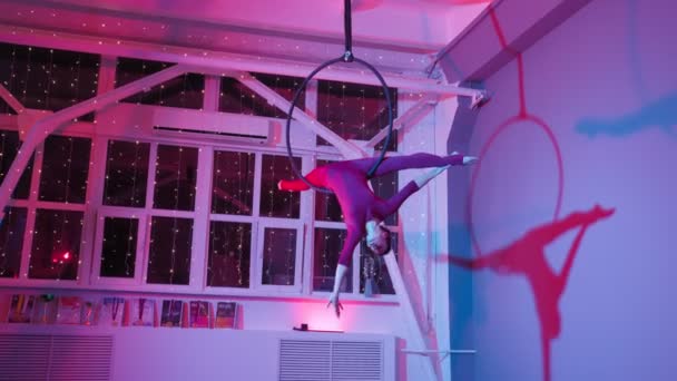Letecká gymnastka provádí krásné taneční číslo na prstenu v růžovém neonovém osvětlení — Stock video