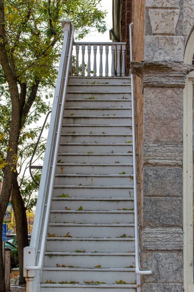 Nahaufnahme Einer Verwitterten Weiß Lackierten Holztreppe Entlang Eines Attraktiven Steingebäudes — Stockfoto