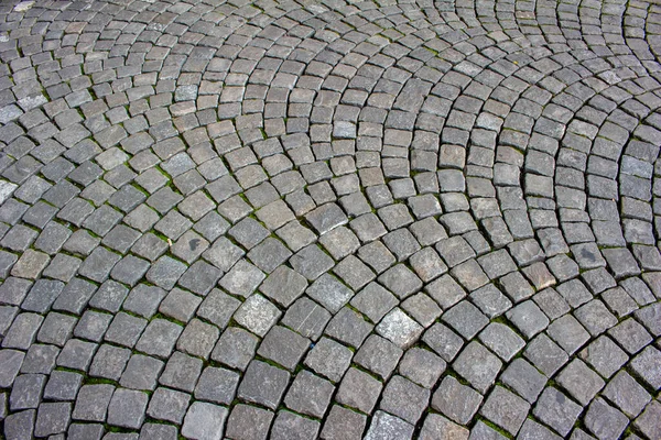 ヨーロッパの街の歩道や中庭にあるヴィンテージの石畳の歩道の表面のビューを閉じます — ストック写真