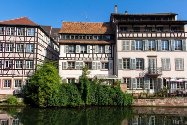 Fransa 'nın Strasbourg kentindeki Ill nehri boyunca uzanan geleneksel yarı ahşap çerçeveli evler, güzel Fransız ve Almanlara ilham kaynağı oldu.