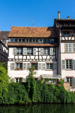 Fransa 'nın Strasbourg kentindeki Ill nehri boyunca uzanan geleneksel yarı ahşap çerçeveli evler, güzel Fransız ve Almanlara ilham kaynağı oldu.