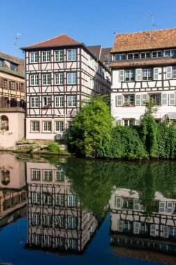 Fransa 'nın Strasbourg kentindeki Ill nehri boyunca uzanan geleneksel yarı ahşap çerçeveli evler, güzel Fransız ve Almanlara ilham kaynağı oldu.