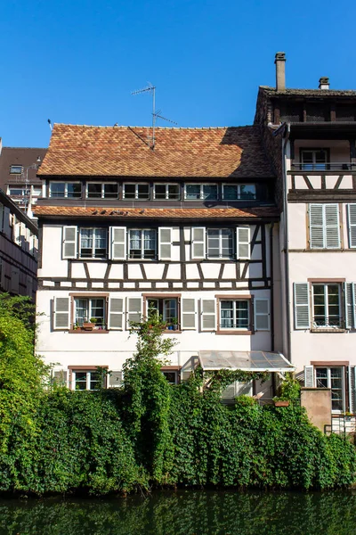 Fransa 'nın Strasbourg kentindeki Ill nehri boyunca uzanan geleneksel yarı ahşap çerçeveli evler, güzel Fransız ve Almanlara ilham kaynağı oldu.