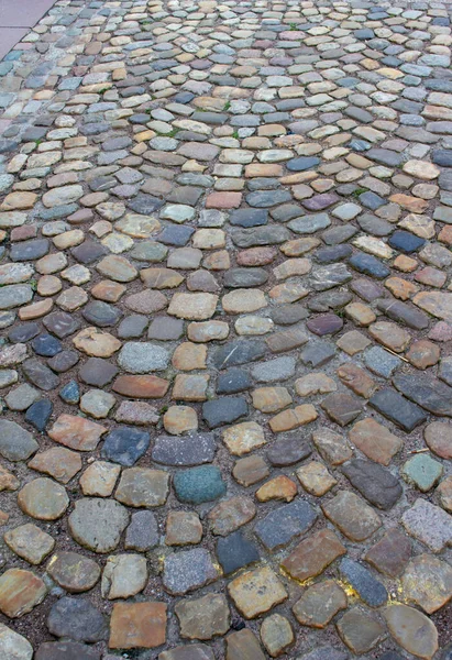 ヨーロッパの街の歩道や中庭にあるヴィンテージの石畳の歩道の表面のビューを閉じます — ストック写真