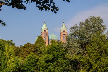 Speyer Katedrali 'nin manzara manzarası, Almanya' nın Speyer şehrinde bulunan İmparatorluk Katedrali ve Aziz Stephen Kilisesi olarak da bilinir..