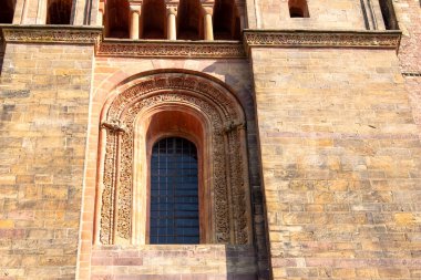 Speyer Katedrali 'nin yakın ve yukarı bakan manzarası, Almanya' nın Speyer şehrinde bulunan İmparatorluk Katedrali ve Aziz Stephen Kilisesi olarak da bilinir..