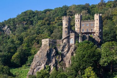 Rheinstein Şatosu Trechtingshausen, Almanya yakınlarındaki Ren Nehri 'nin ortasında.